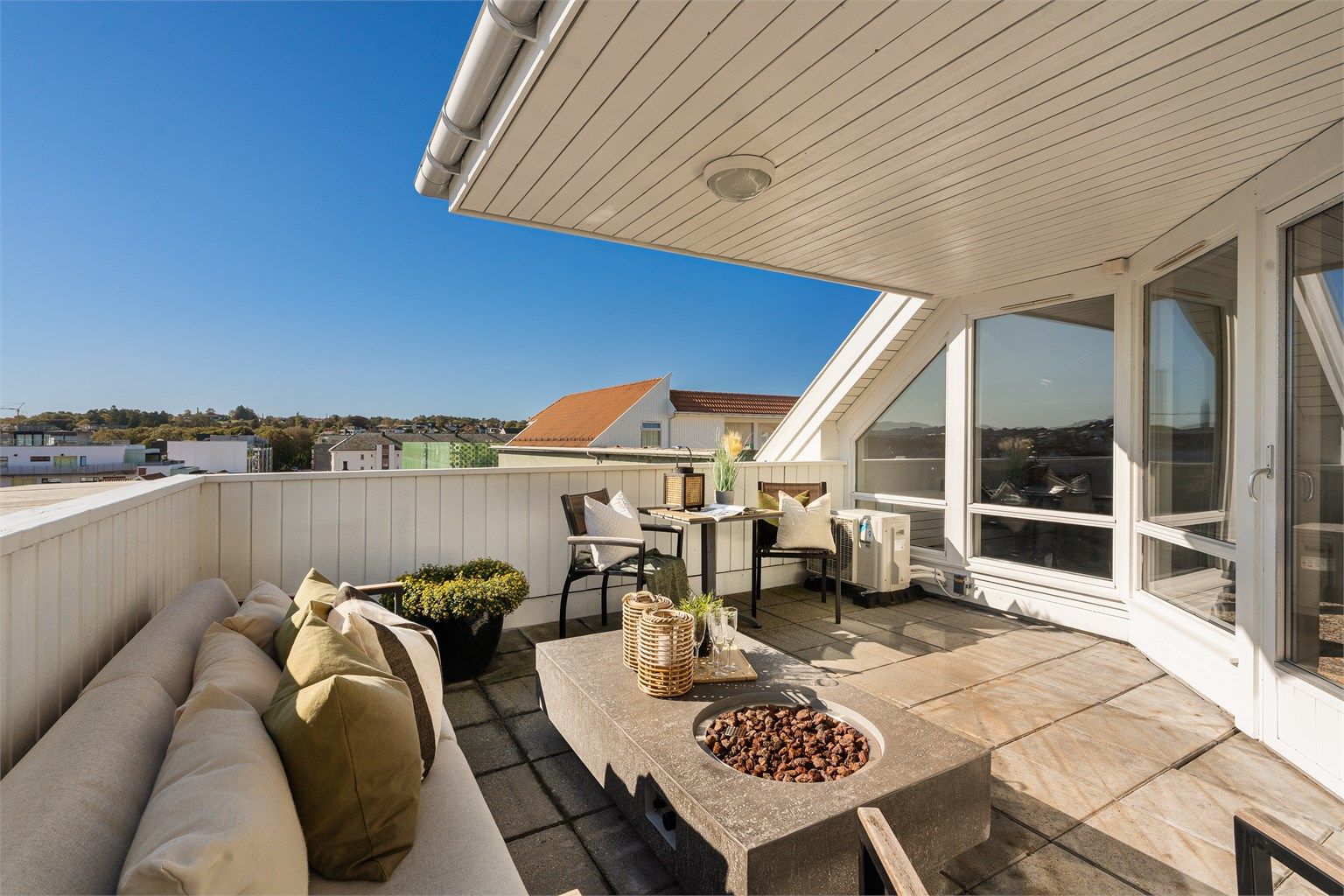 Leiligheten har romslig balkong mot sør-vest, som har gode solforhold, flott utsikt og god plass til hagemøbler. Her kan man sitte helt usjenert.