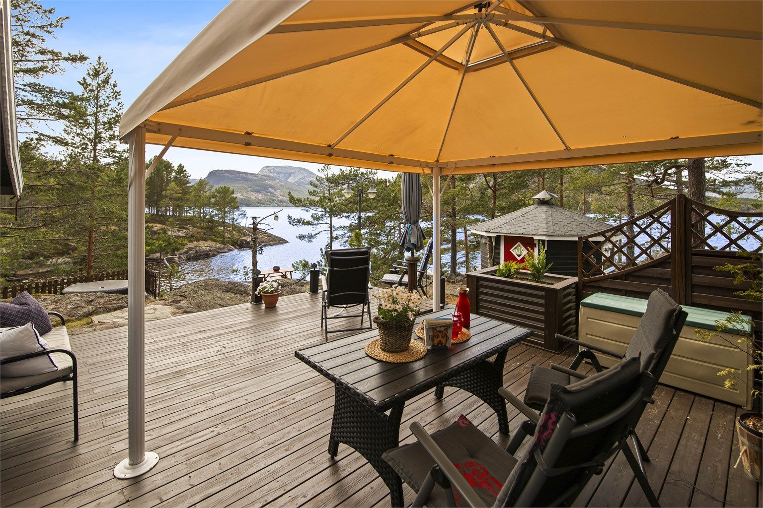 Den romslige terrassen på ca. 30 m² har god plass til flere sittegrupper.