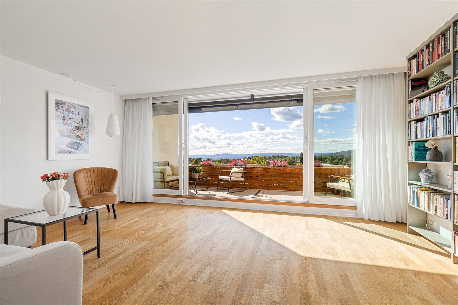  Stuen har god størrelse med god plass til sofagruppe.