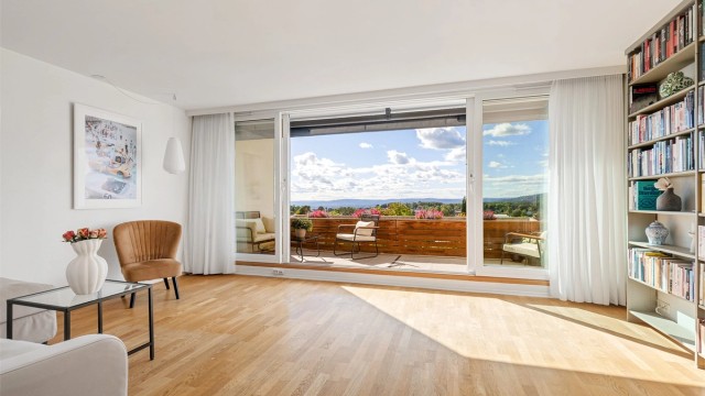 Stuen har god størrelse med god plass til sofagruppe.