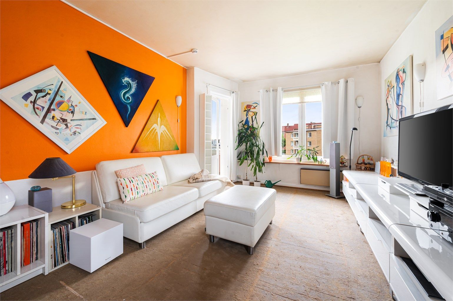 Stuen er romslig med god planløsning og kan enkelt innredes med en hyggelig sofagruppe med tilhørende sofabord og annet ønskelig stuemøblement. 