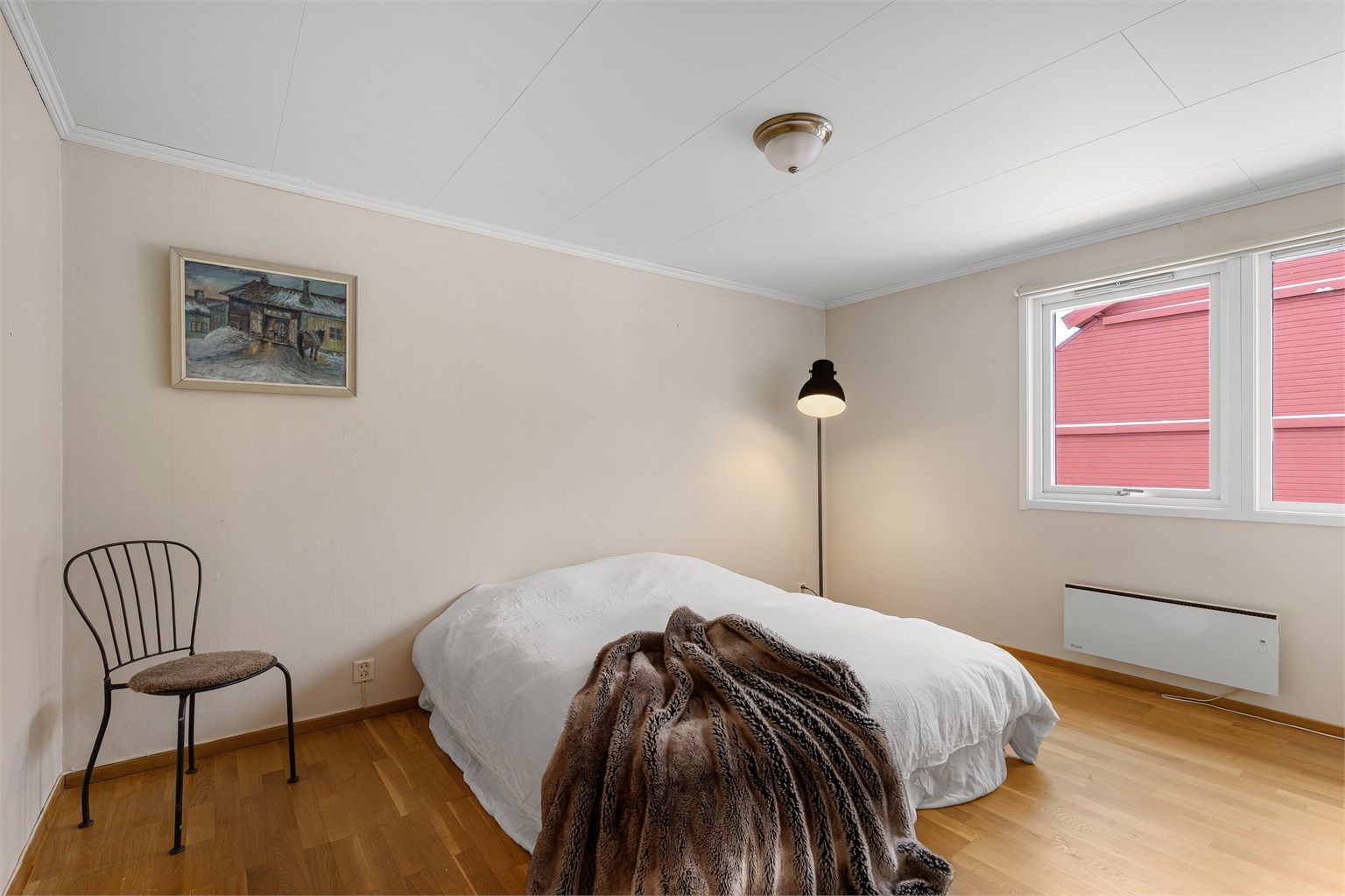 Leiligheten har en god planløsning med begge soverommene i en ende og de sosiale sonene stue/kjøkken i andre enden. Hovedsoverommet er stort, med plass til dobbeltseng med nattbord på begge sider
