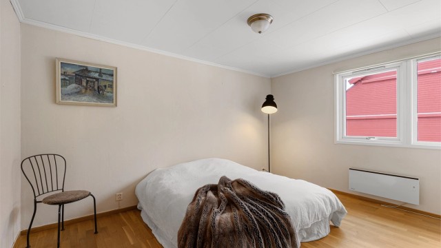 Leiligheten har en god planløsning med begge soverommene i en ende og de sosiale sonene stue/kjøkken i andre enden. Hovedsoverommet er stort, med plass til dobbeltseng med nattbord på begge sider