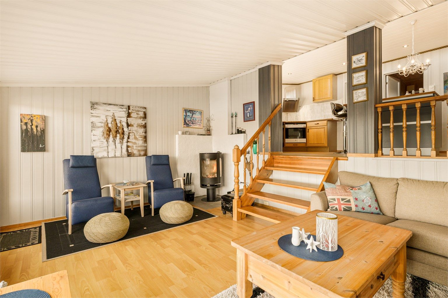 Den åpne løsningen mot kjøkkenet gir en sosial og inkluderende atmosfære.