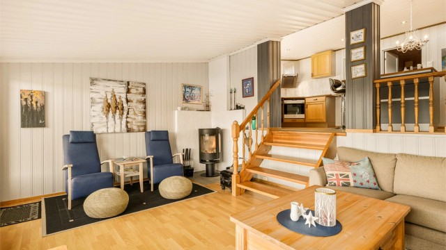 Den åpne løsningen mot kjøkkenet gir en sosial og inkluderende atmosfære.