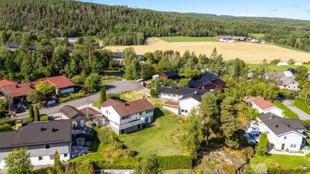 Tæruddalen ligger like i nærheten med skogsterreng, lysløyper og badevann.