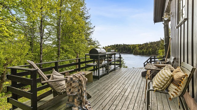 Ved inngangspartiet er deler av plattingen overbygget, slik at du sitter lunt og skjermet til. Videre er de resterende uteplassene oppdelt i forskjellige soner, blant annet med praktisk utekjøkken med grill.