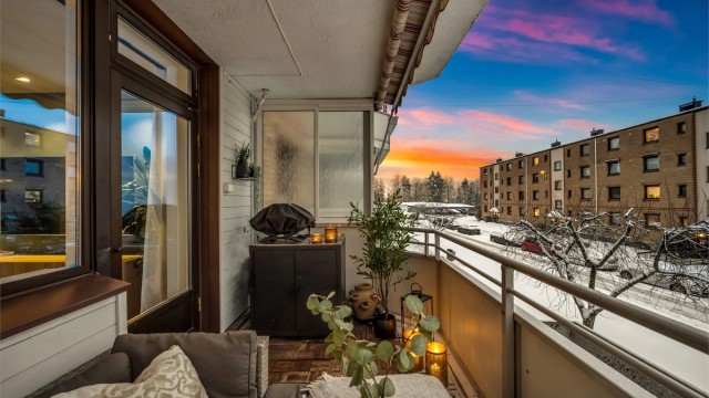 Nyt rolige kvelder på balkongen med utsikt over borettslagets fellesområder.