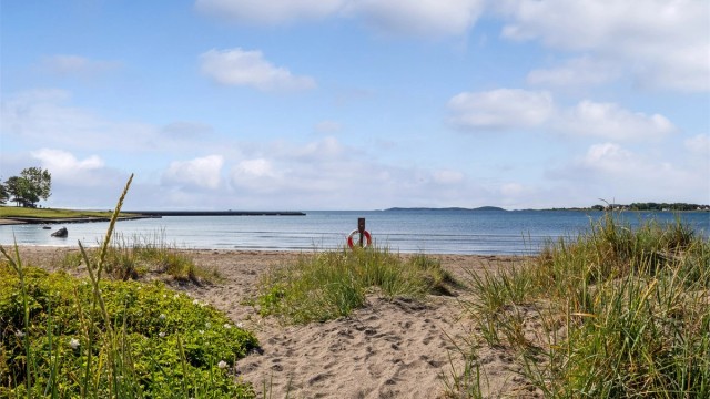 Ringshaugstranda er blant Oslofjordens største og mest populære badestrender med flott natursand.