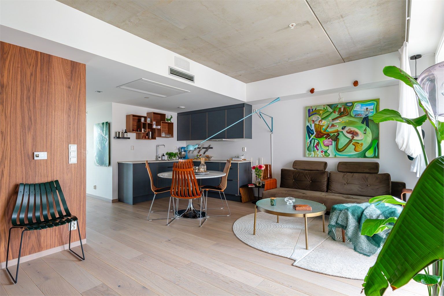 Leiligheten har blant annet en stor, åpen stue, to soverom og en herlig balkong. Foto: Chris Borowiak.