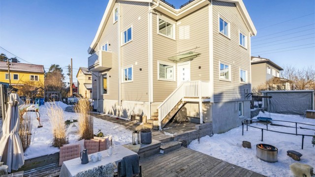 Velkommen til Lilloe-Olsens vei 4A, en herlig halvpart tomannsbolig med familievennlig beliggenhet i rolig gate! Betydelig oppgradert i 2018. Foto: Hanne Bruland/FotoHanne