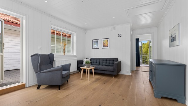 I andre etasje ligger en innbydende loftstue med 1-stavs eikeparkett på gulv og lysmalte veggflater.