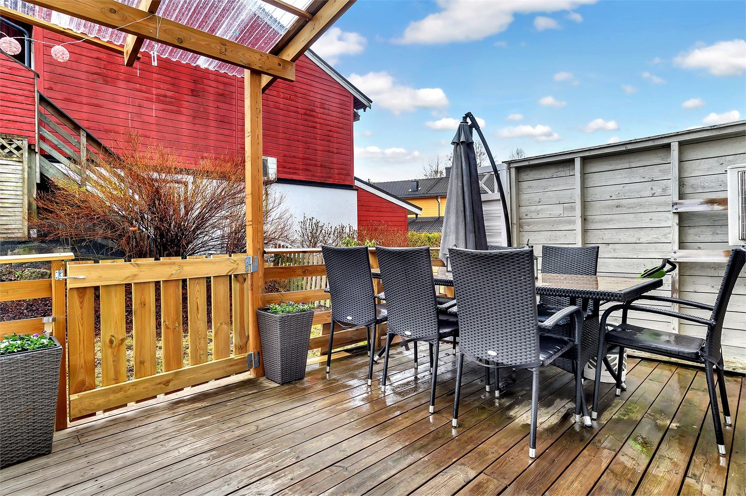 Delvis overbygget terrasse utenfor stuen 