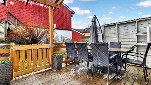 Delvis overbygget terrasse utenfor stuen