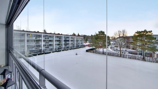 Høyt og fritt beliggende selv med kun én trapp opp fra blokkens inngangsparti - lite innsyn og utsyn mot blant annet grøntområder