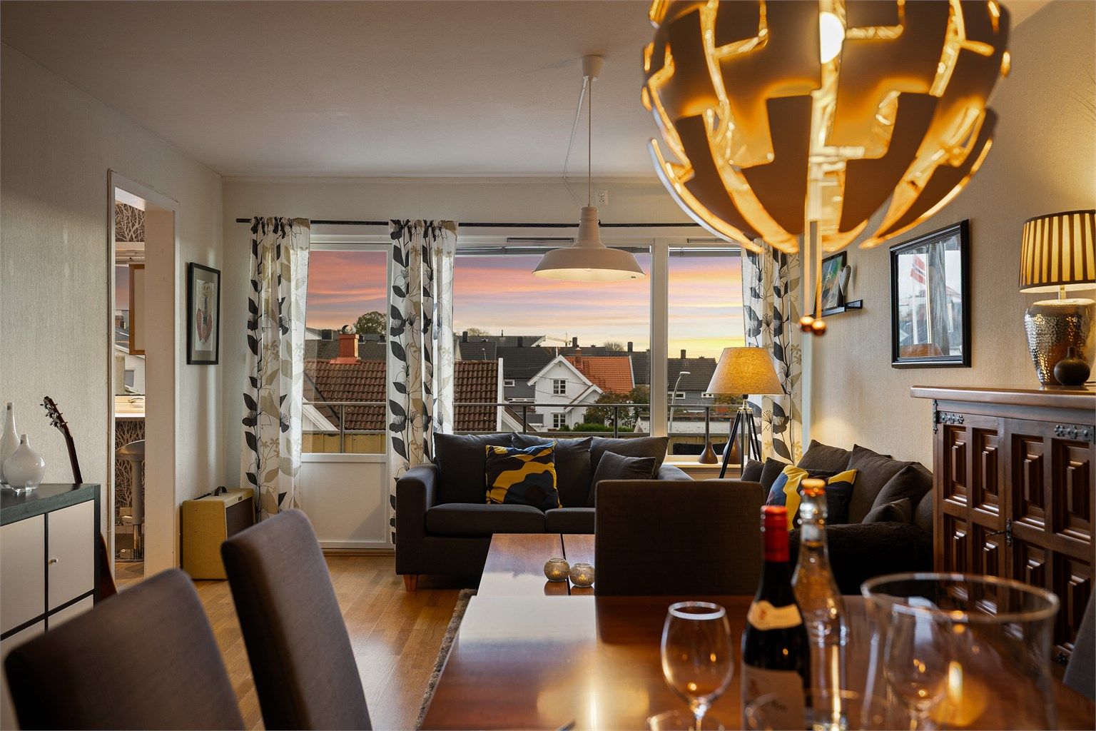 Store vinduer mot syd-vest gir dagen gjennom gode lysforhold i stuen.