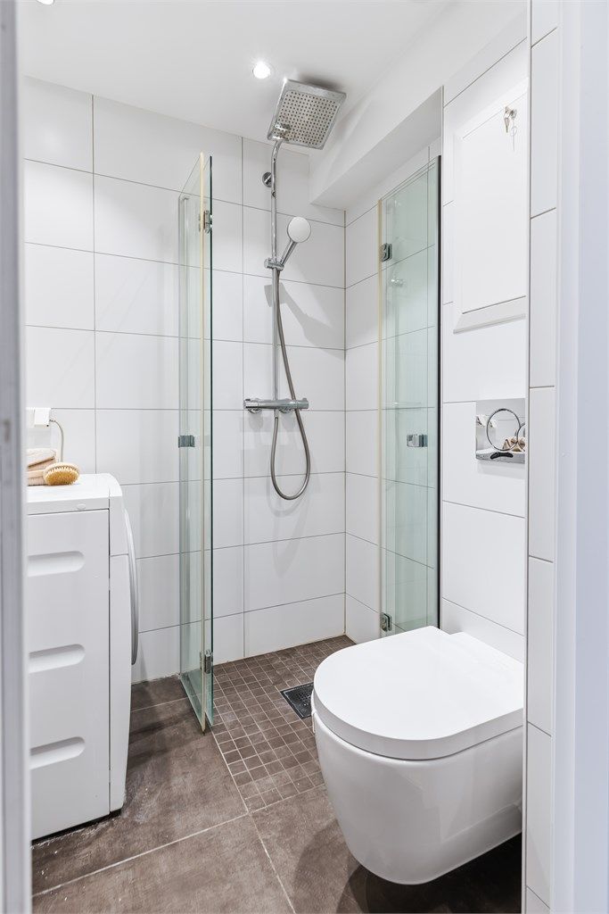 Badet er innredet med vegghengt servantinnredning med servant og armatur samt vegghengt toalett. Videre er det dusjhjørne med glassdører.