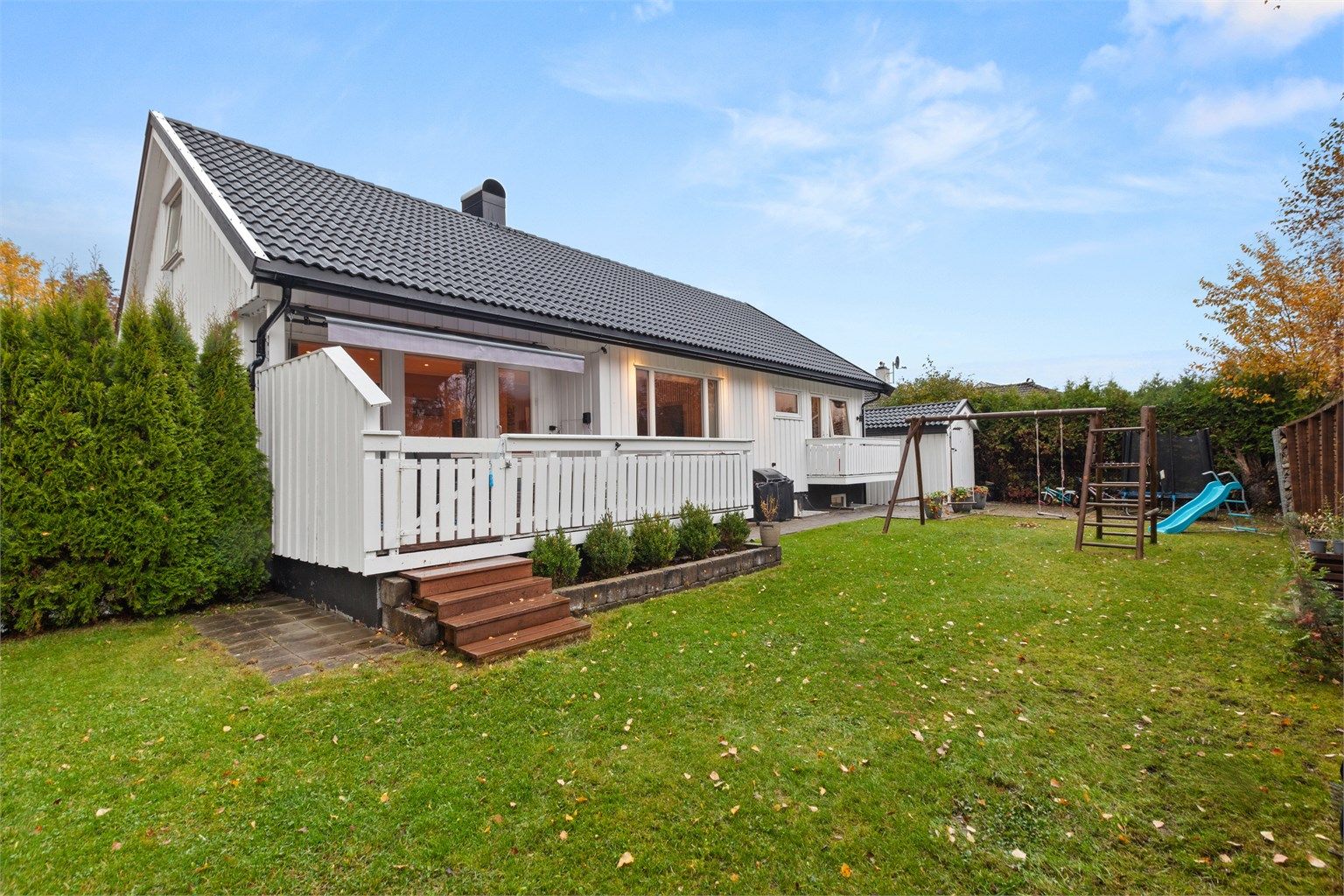 En innholdsrik og betydelig oppgradert enebolig med en pent opparbeidet hage, perfekt for en aktiv familie.