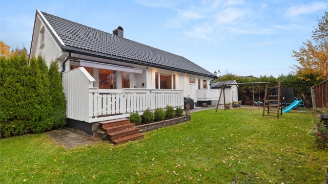 En innholdsrik og betydelig oppgradert enebolig med en pent opparbeidet hage, perfekt for en aktiv familie.