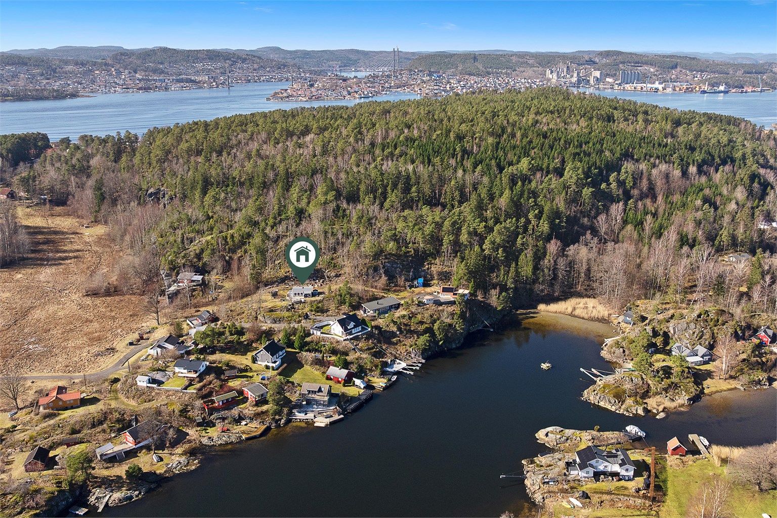 Sommerbyen ligger rett på andre siden av fjorden, og på Stathelle siden er det stort kjøpesenter.