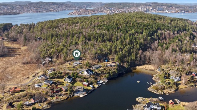 Sommerbyen ligger rett på andre siden av fjorden, og på Stathelle siden er det stort kjøpesenter.