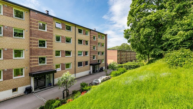 Hovedinngangen har porttelefon som betjenes fra leilighetens entré.