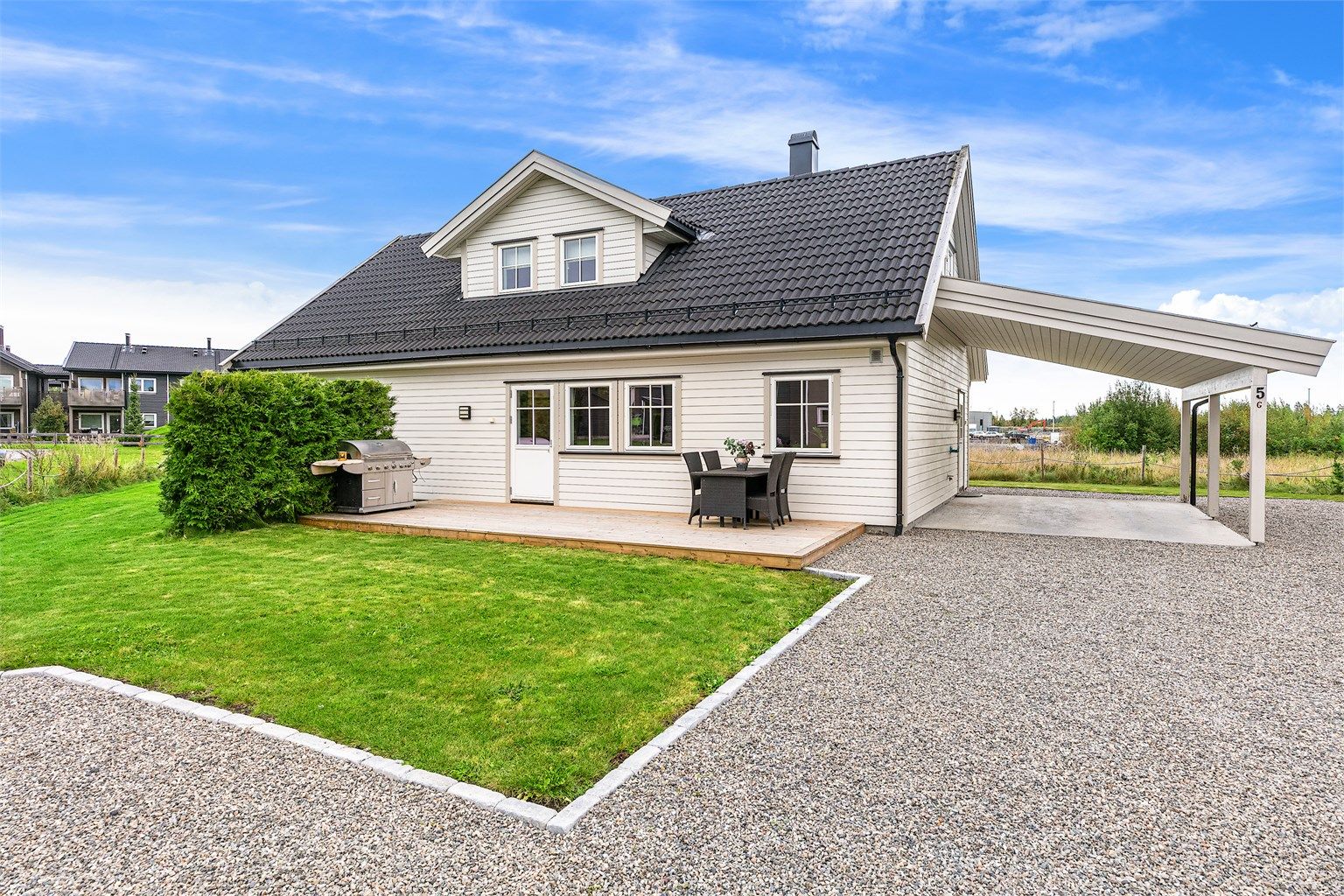 Romslig gårdsplass og parkering i carport