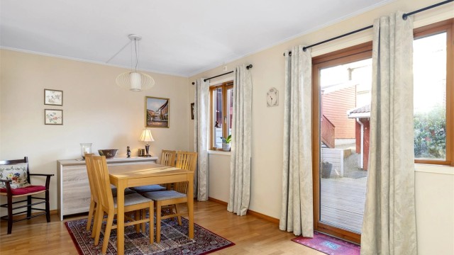 Koselig spiseplass med god plass til familie og gjester. Her kan man nyte måltider i rolige omgivelser med utsyn mot resten av rommet.