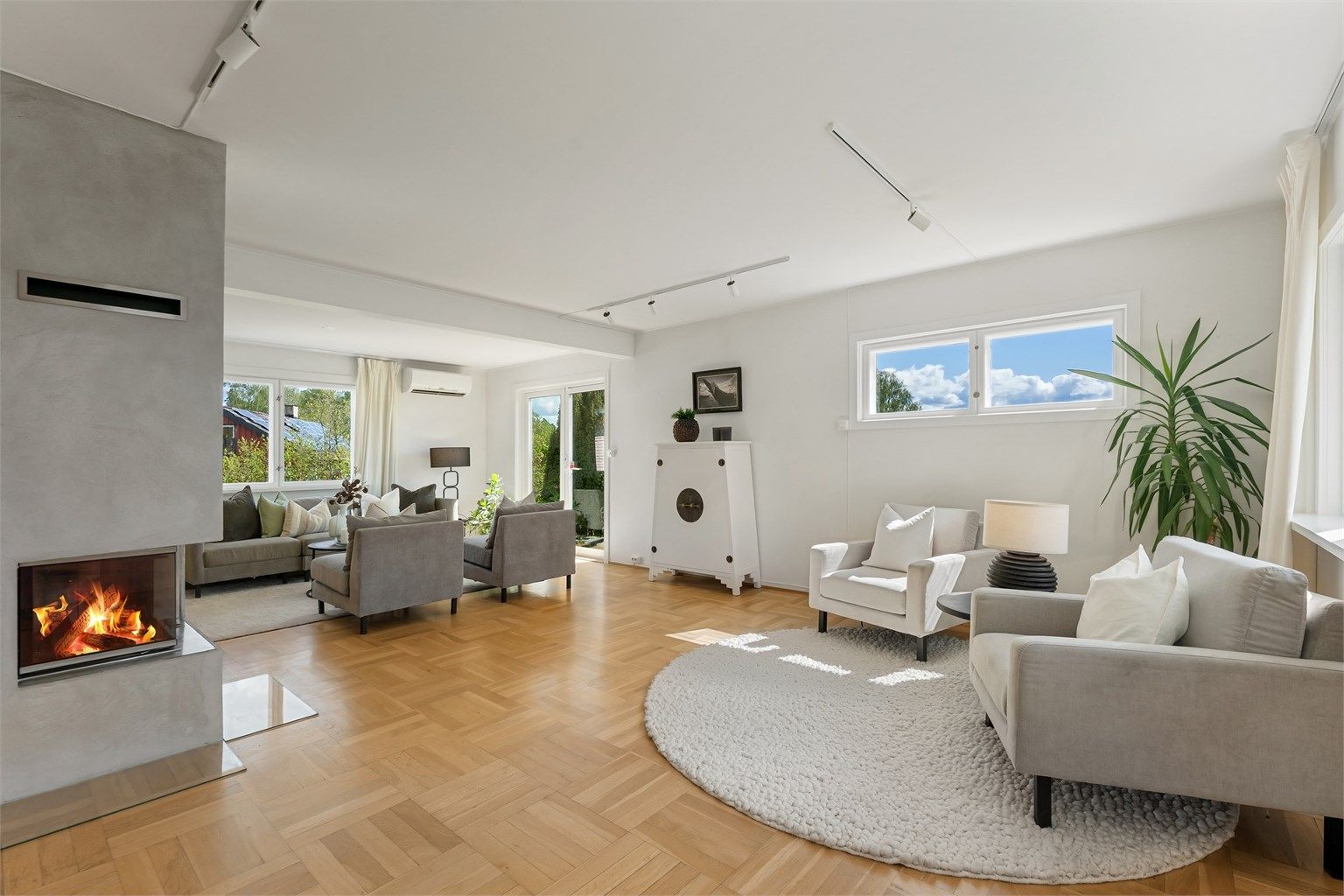 Stuen er lys og romslig, med plass til flere sittegrupper.