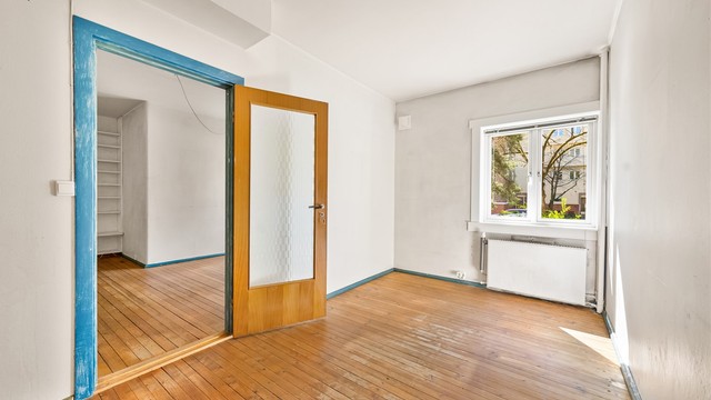Fra stuen kommer man videre inn til kjøkkenet. Det er god plass til stort spisebord foran vinduet i tilknytning til kjøkkenet.