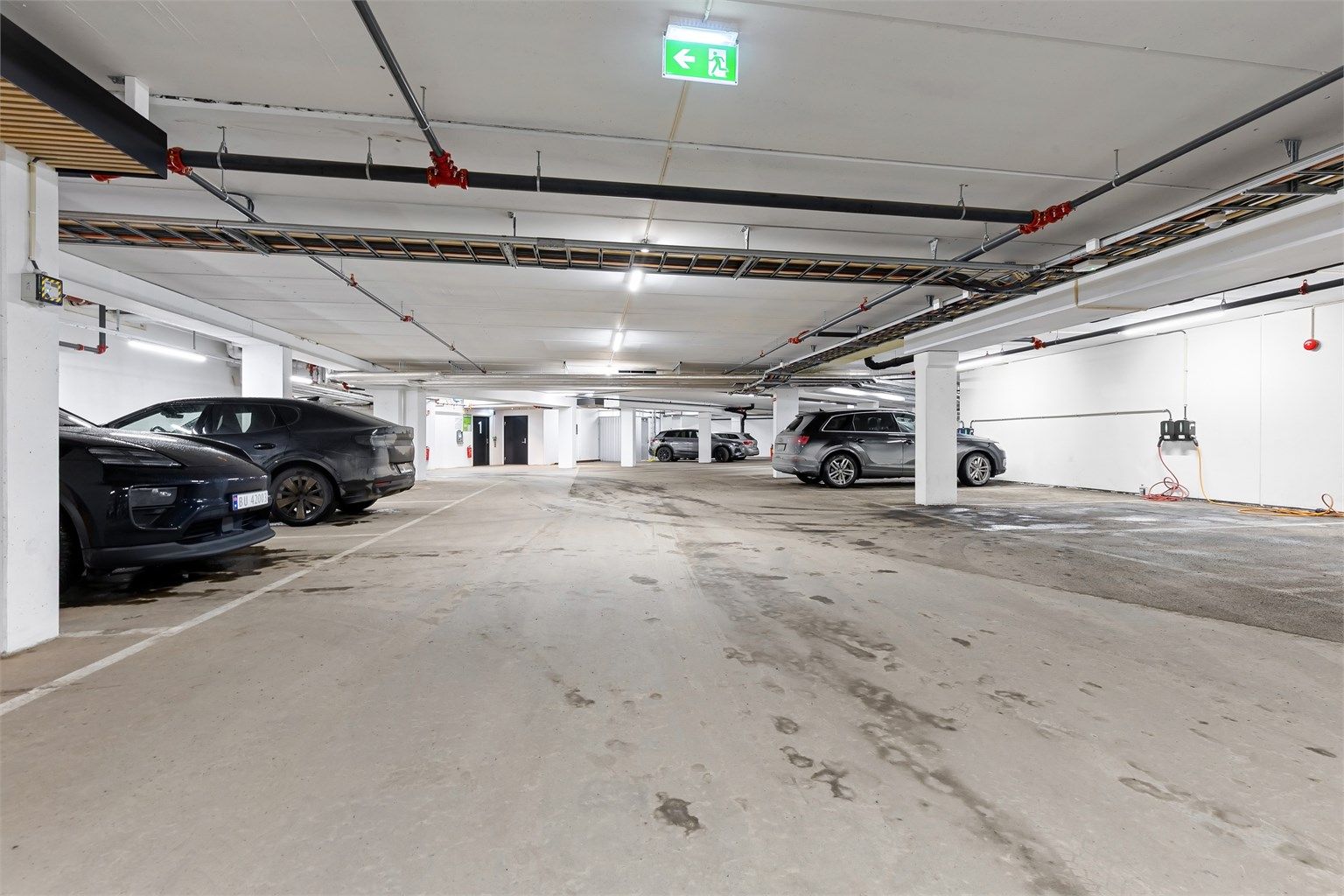 Med leiligheten følger én garasjeplass (nr. 119) som tillegg til seksjonen. Det er elbil-lader på plassen