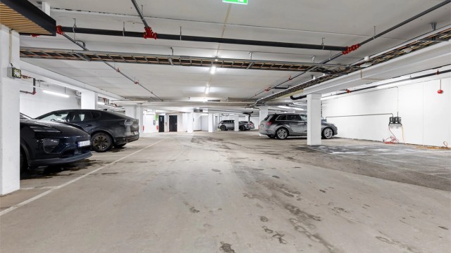 Med leiligheten følger én garasjeplass (nr. 119) som tillegg til seksjonen. Det er elbil-lader på plassen