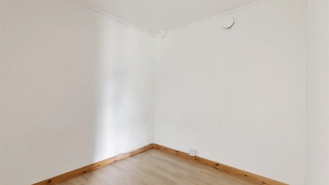 Praktisk lagringsplass i bodene i underetasjen.