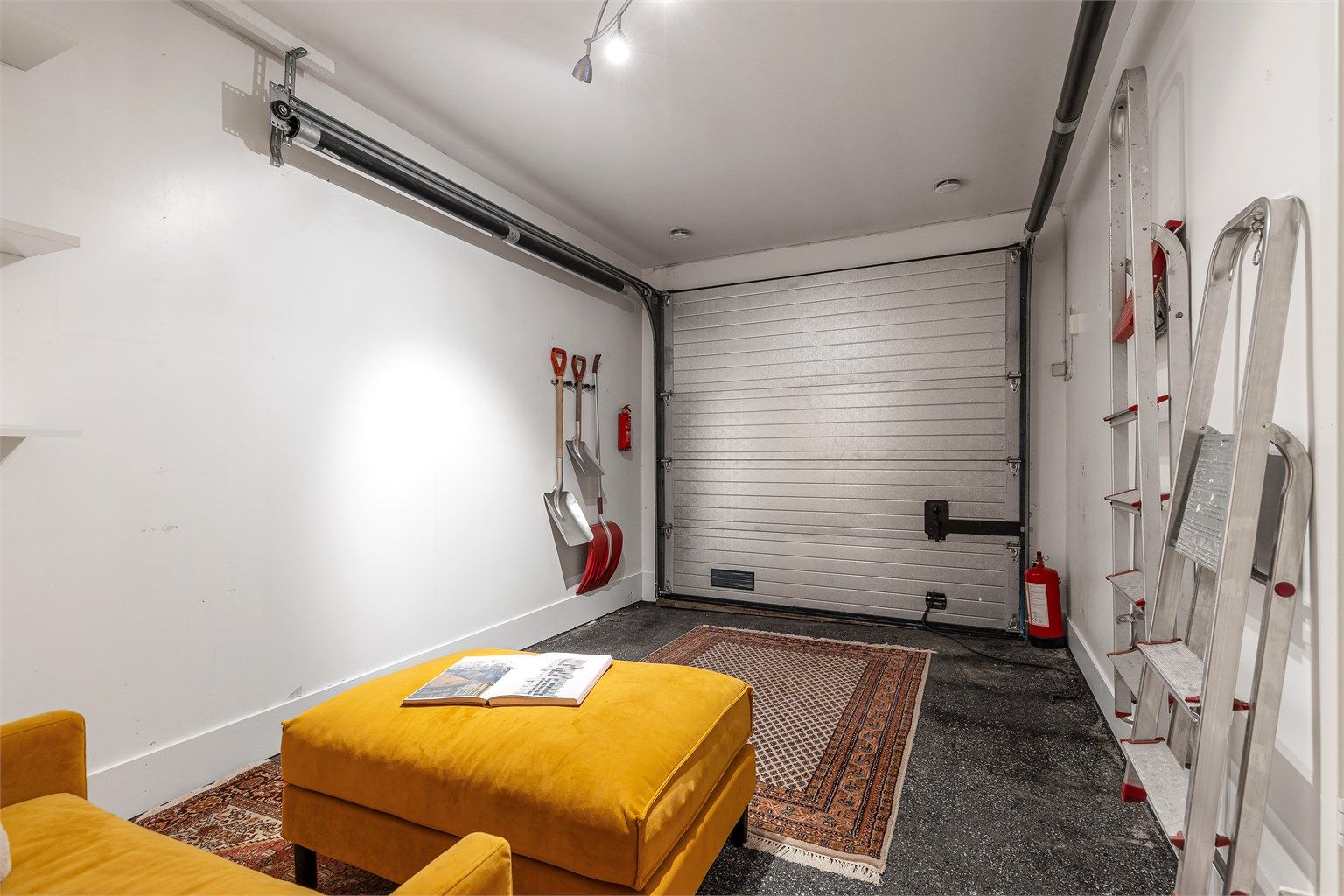 Fra gangen kan man komme seg tørrskodd inn til garasjen.