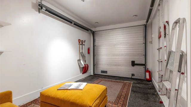 Fra gangen kan man komme seg tørrskodd inn til garasjen.