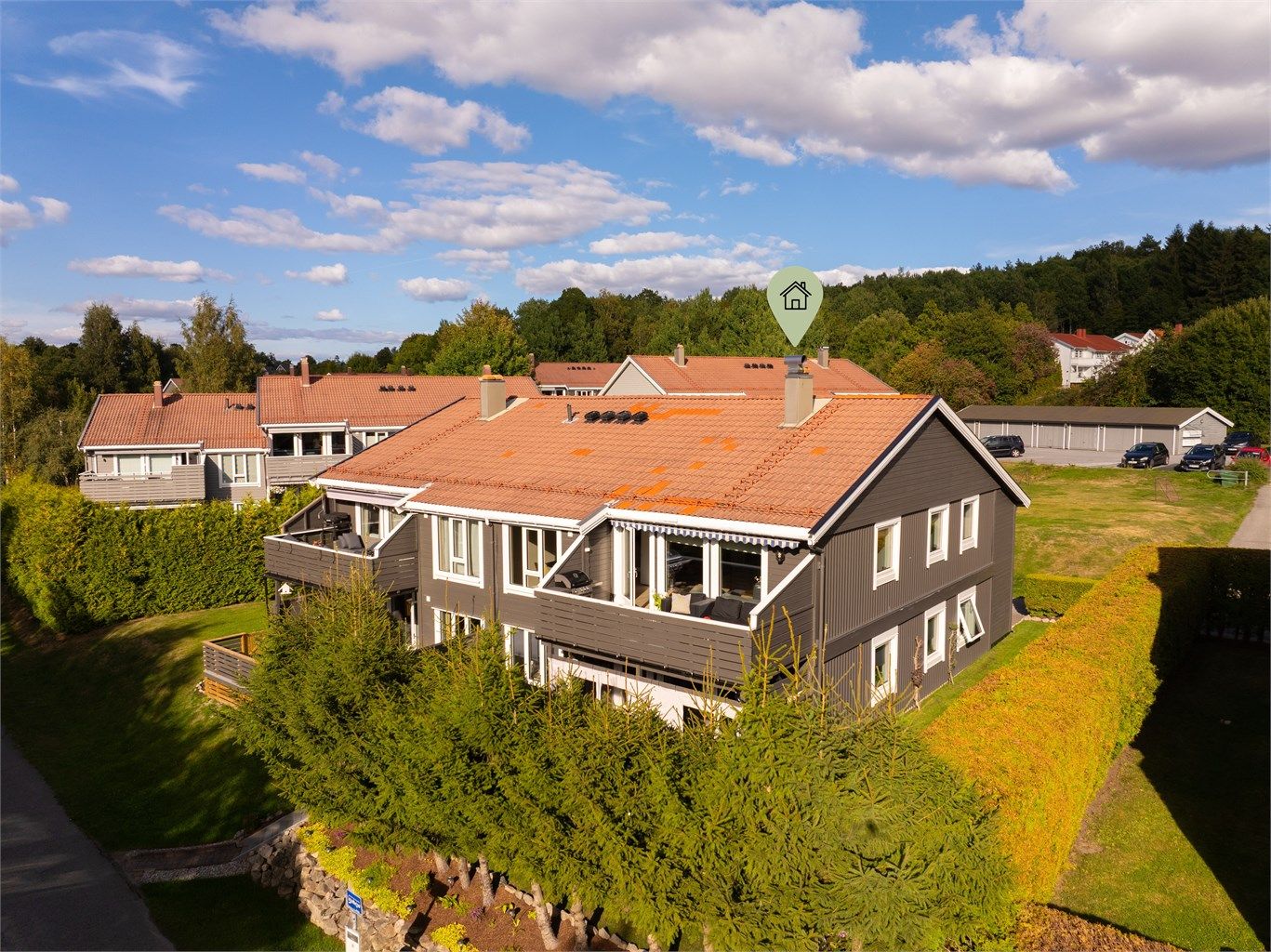 Leiligheten ligger på den solfylte sørsiden av andre etasje og har i tillegg til vestvendt balkong et romslig inngangsparti med morgensol.