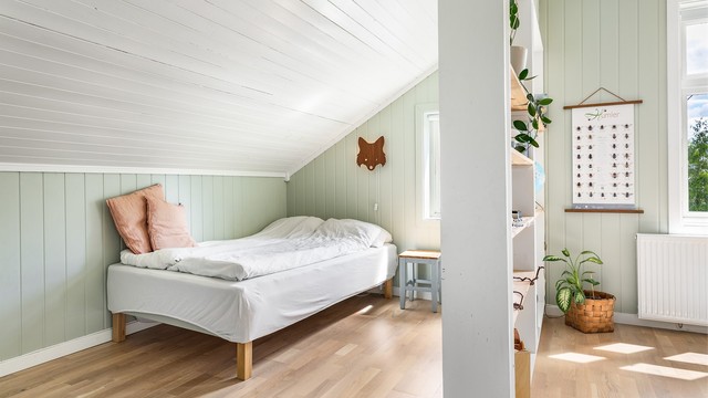 Plassbyget bokhylle gjør jobben som romdeler.