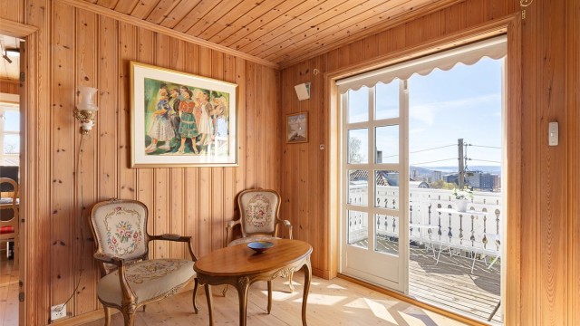 Det er utgang til en solfylt balkong med fin utsikt