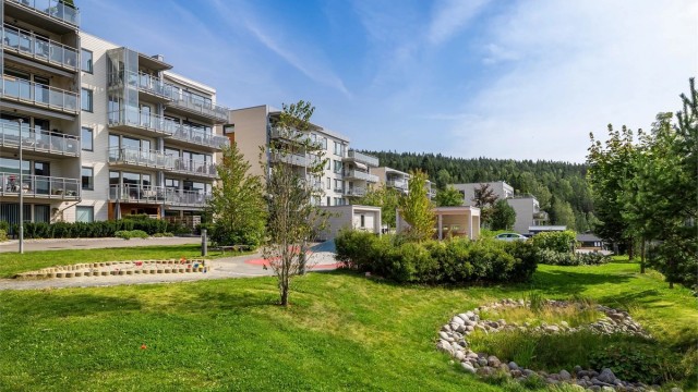 Grønne og livlige fellesområder med blant annet plen, beplanting og hyggelige sittebenker