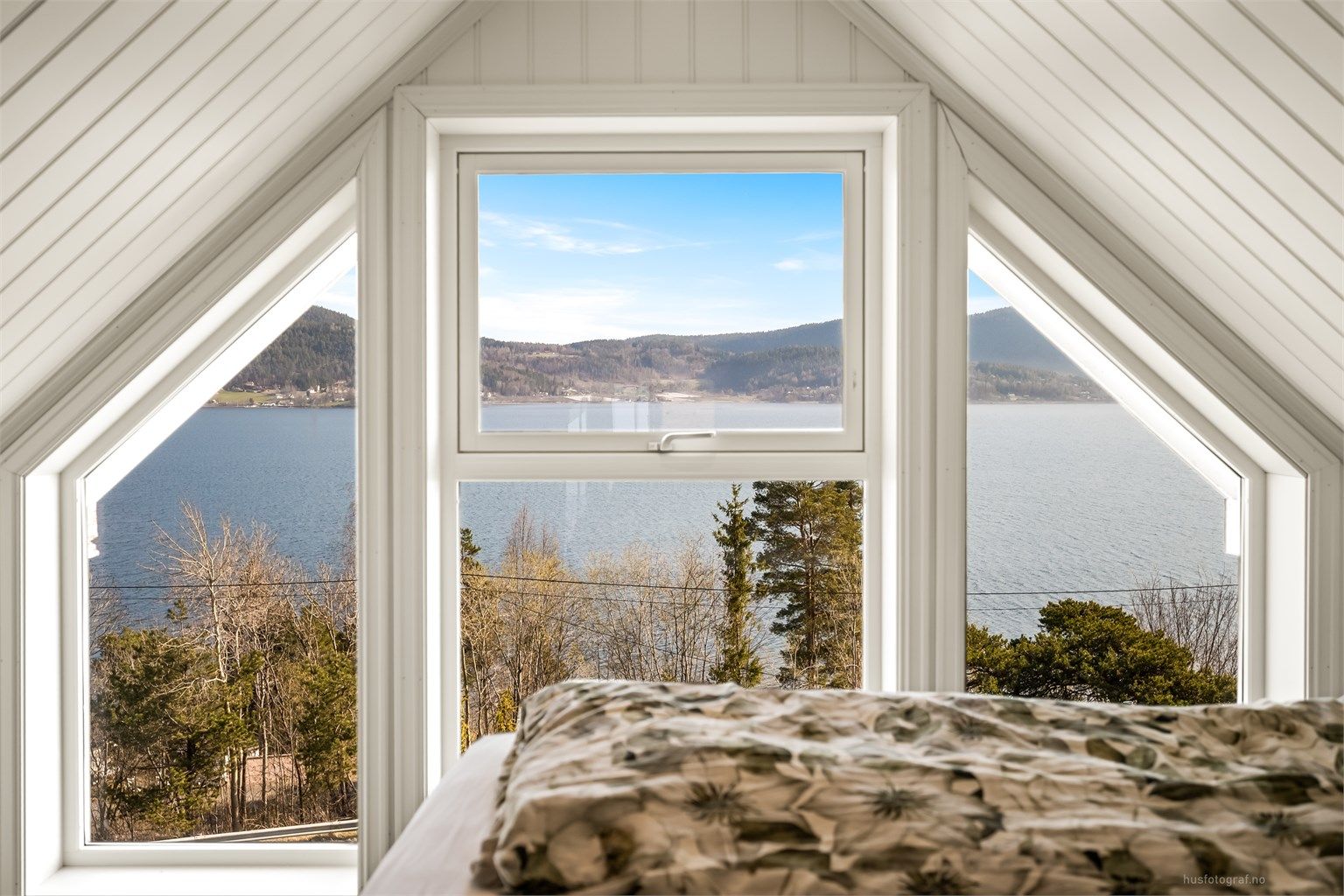 Hovedsoverommet på loftet har store, karakteristiske vinduer med flott fjordutsikt - Rommet er ikke bruksendret/omsøkt.