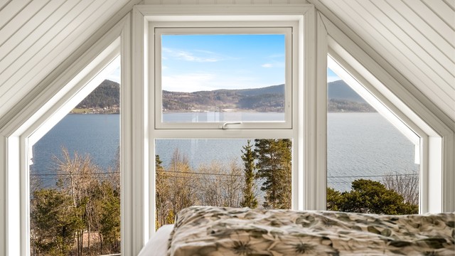 Hovedsoverommet på loftet har store, karakteristiske vinduer med flott fjordutsikt - Rommet er ikke bruksendret/omsøkt.