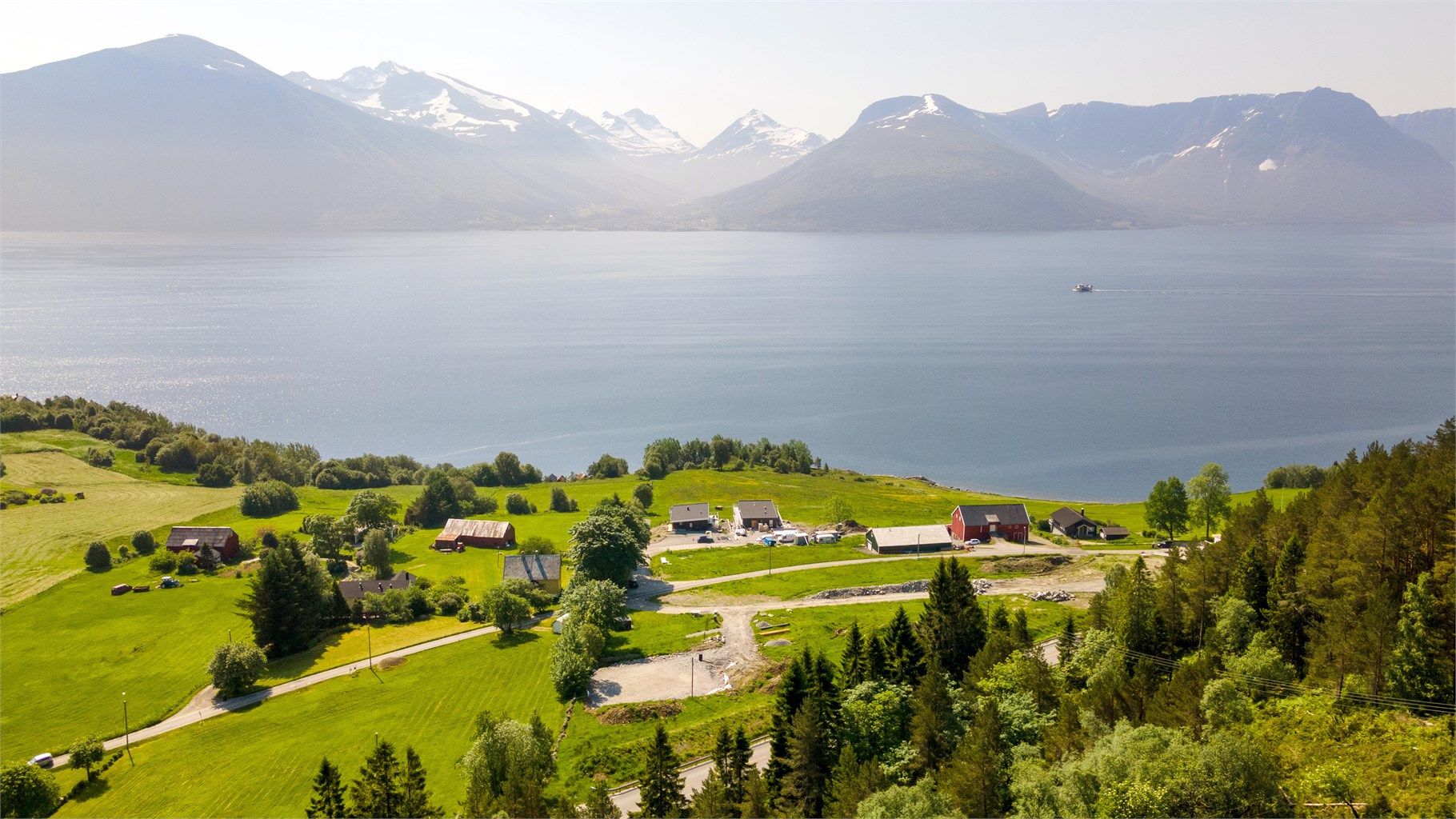 Det foreligger godkjent igangsettingstillatelse av en enebolig på ett plan med integrert garasje