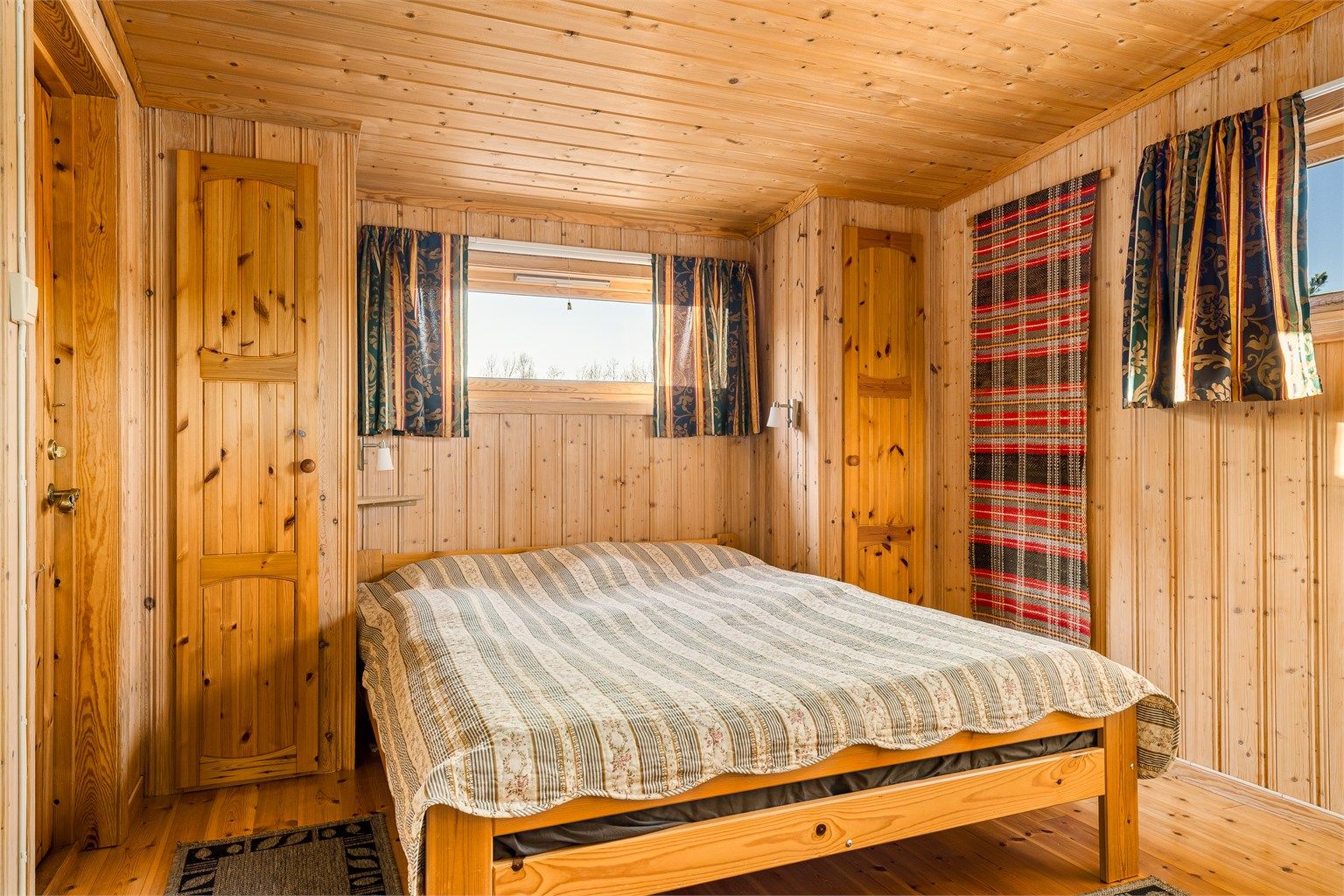 Hovedsoverommet har plass til dobbeltseng med innebygde garderobeskap på hver side.