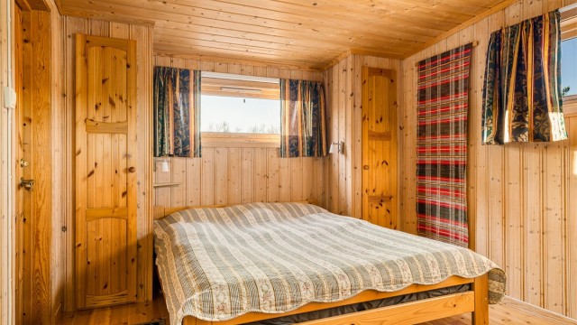 Hovedsoverommet har plass til dobbeltseng med innebygde garderobeskap på hver side.