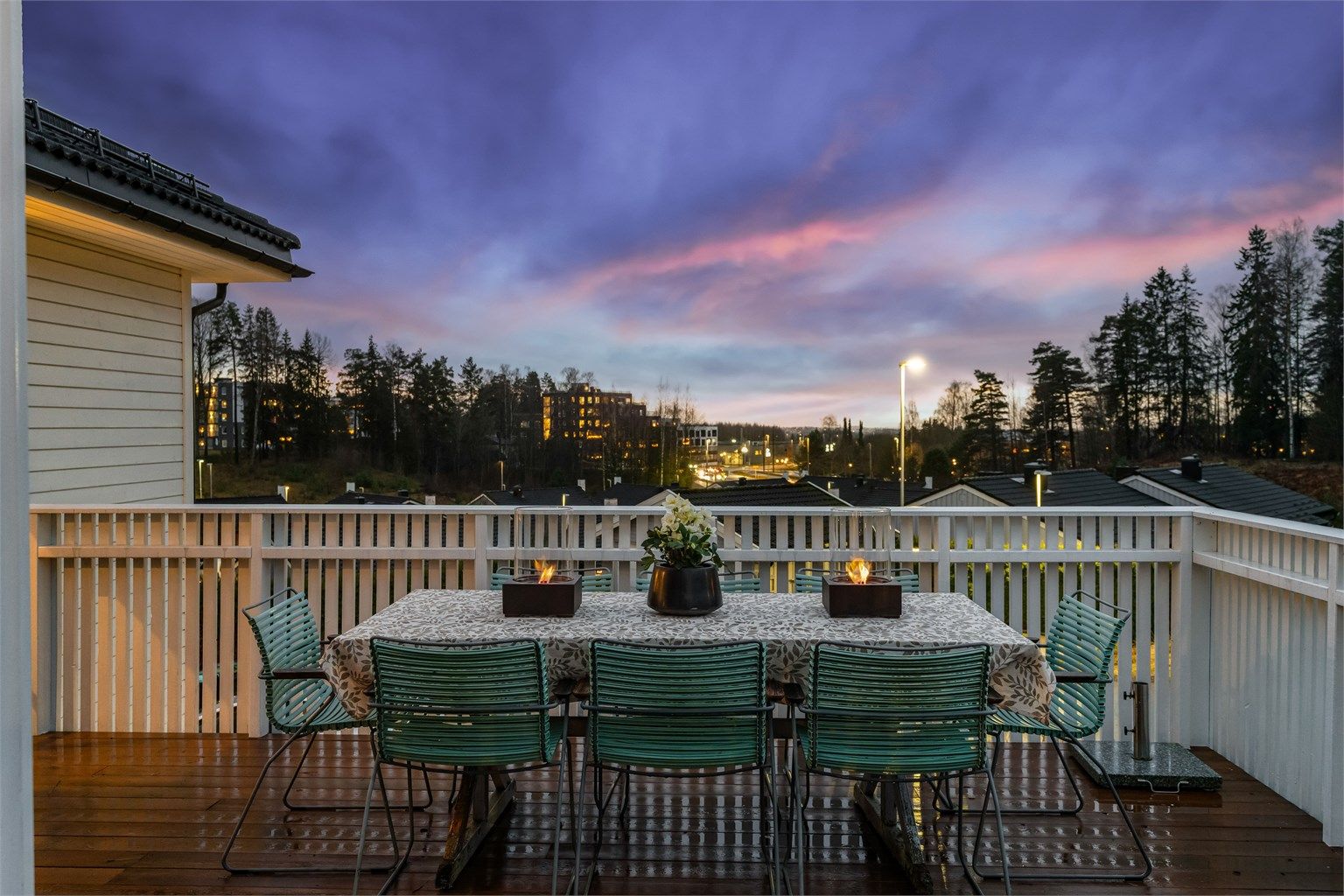 Plassert høyt får boligen fin utsikt.