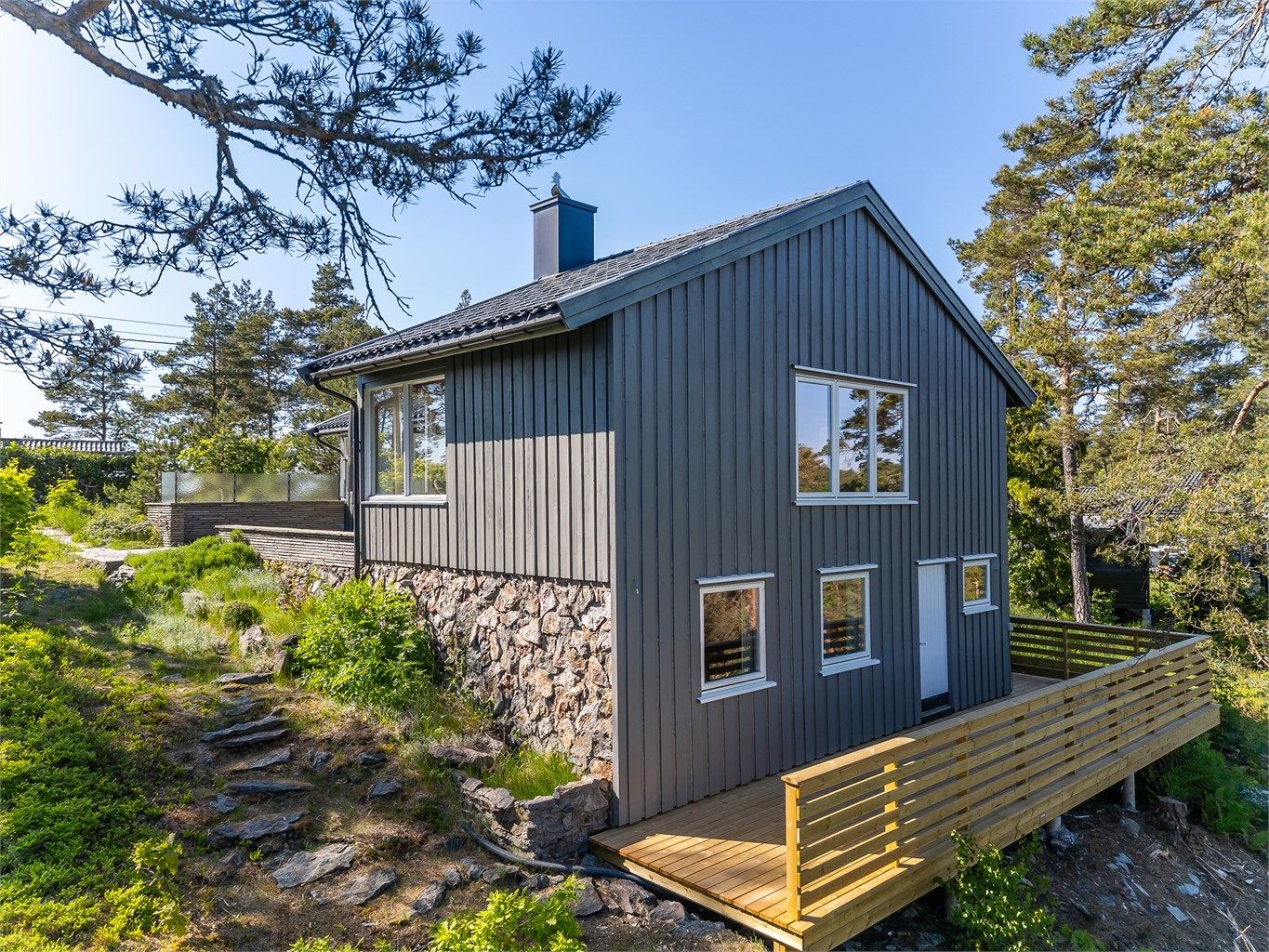 Det er bilvei helt frem til hytten med parkering på egen grunn.  Eiendommen ligger med usjenerte grøntområder mot øst og syd med yrende dyreliv og vakker natur. 