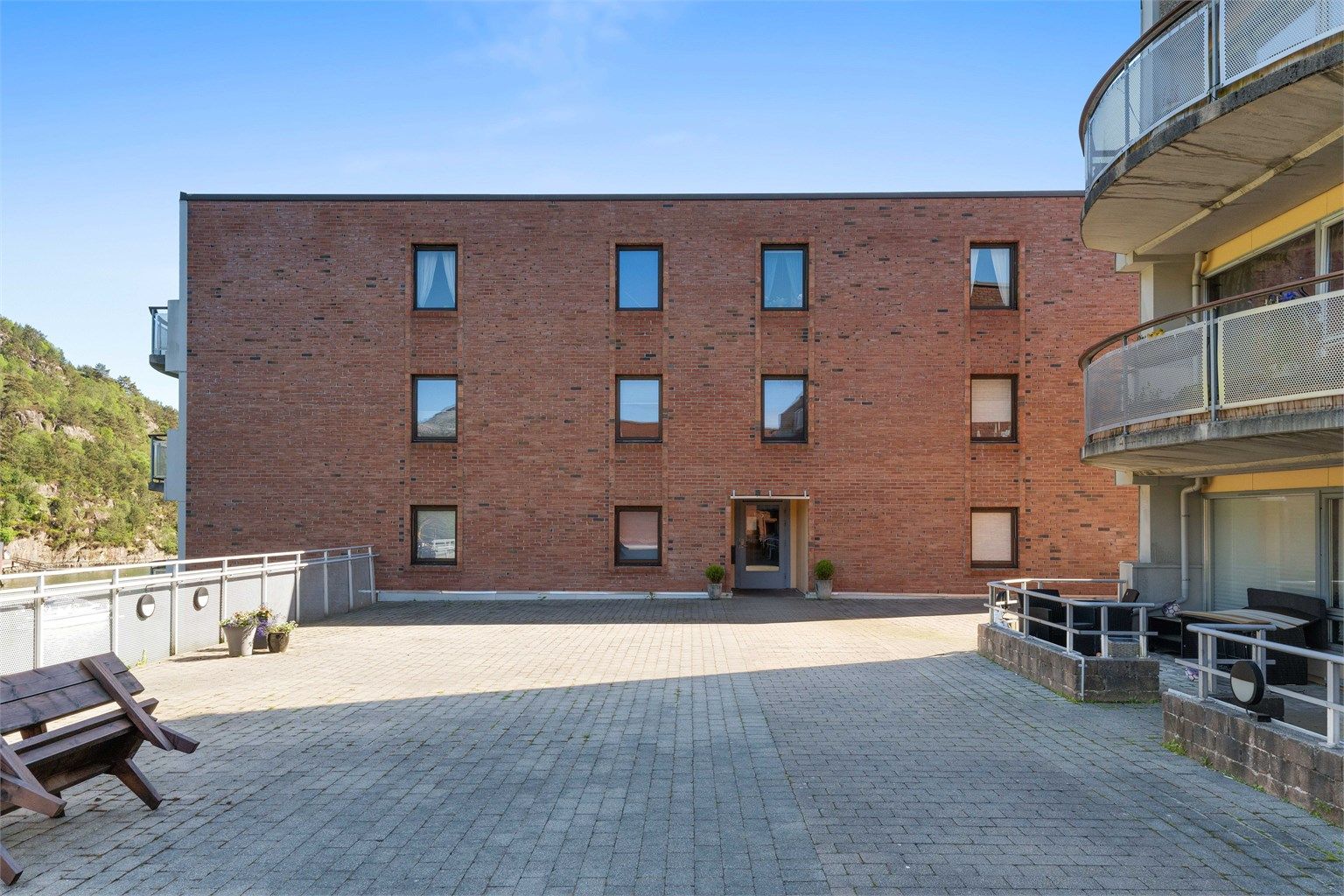Man kommer inn i 3 etasje og går opp to etasjer for å komme frem til leiligheten.