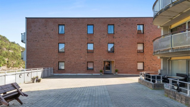 Man kommer inn i 3 etasje og går opp to etasjer for å komme frem til leiligheten.