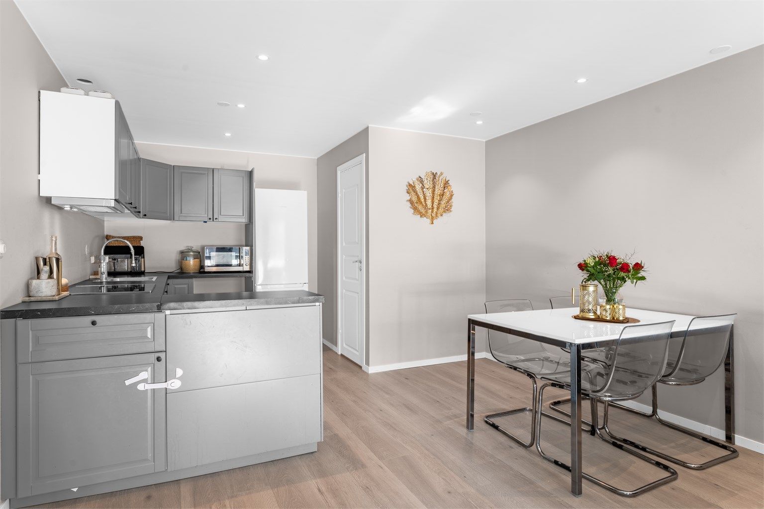 Kjøkkenet ligger i åpen løsning mot stue