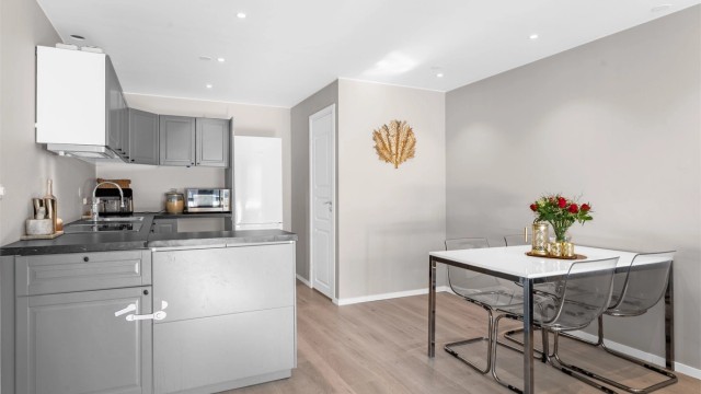 Kjøkkenet ligger i åpen løsning mot stue